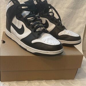 Nike Men's Classic Black and White Sneakers